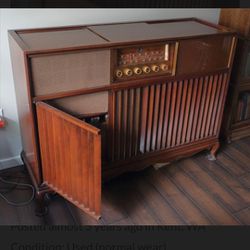 Magnavox concert grand tube radio/record player Console

