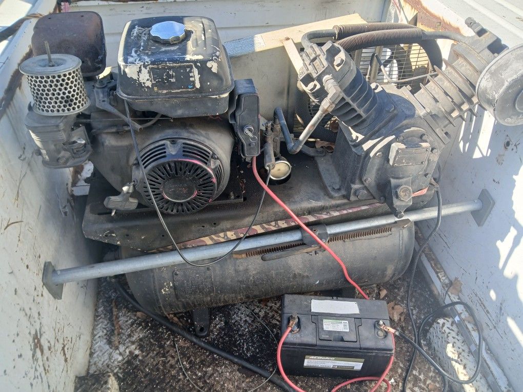 Ingersolland Air Compressor 30 Gallons As Is !! Turns On Cuts Of 200 Psi Gas With Battery It's Turns On!!