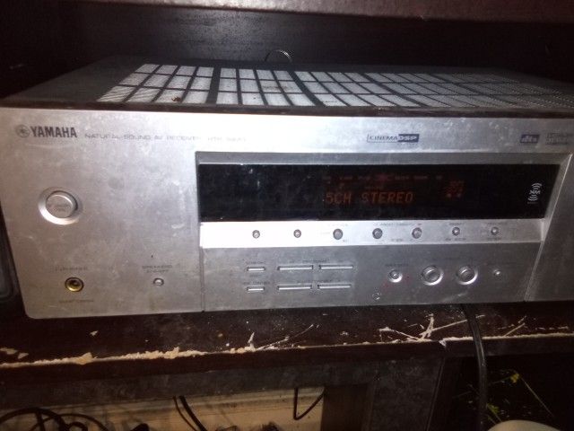 Yamaha Receiver With Matching 3ft Tall Speakers