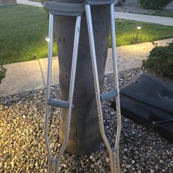 Adult crutches