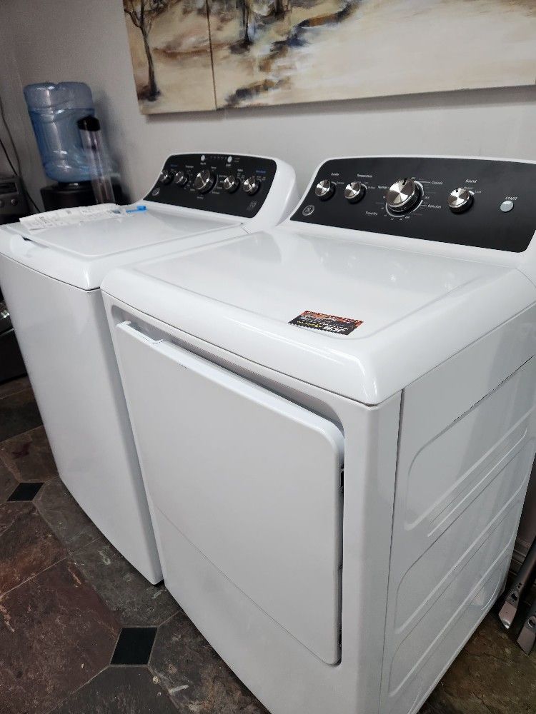 SET GE WASHER AND GAS DRYER BRAND NEW