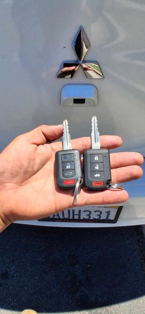 Car Keys And Remotes / Llaves De Carro Y Controlles