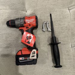 Milwaukee M18 FUEL 18V Lithium-lon Brushless Cordless 1/2 in. Drill/Driver  W/(1) 5.0Ah Batterie.