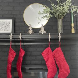 4 Stockings 6 Hangers