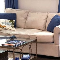 Comfortable Sleeper Sofa with Queen Sized Pull out Bed