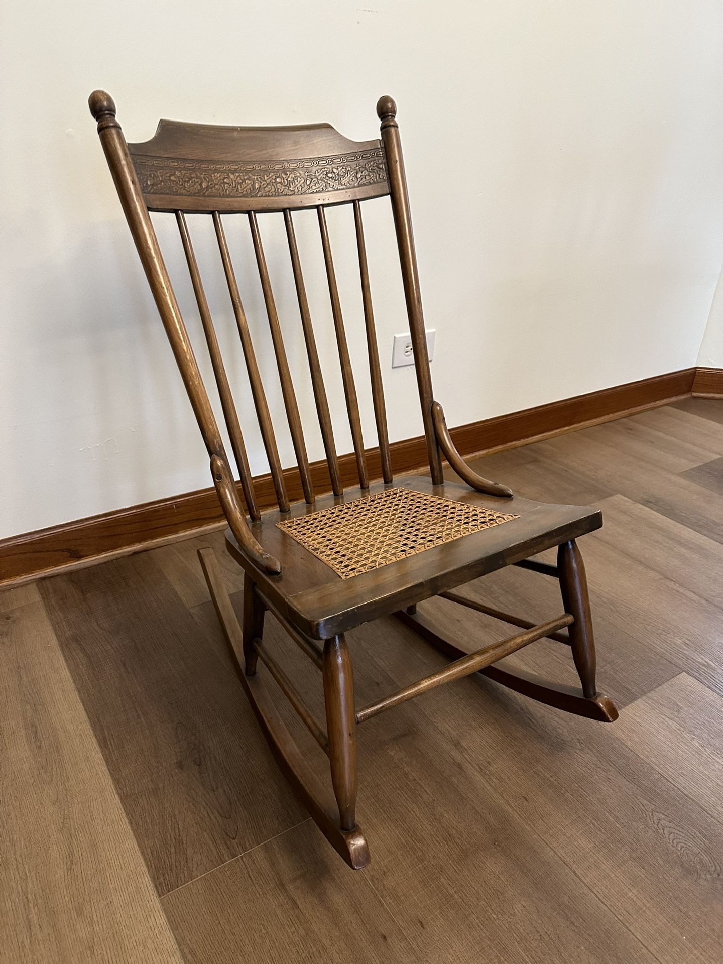 Wood rocking chair 