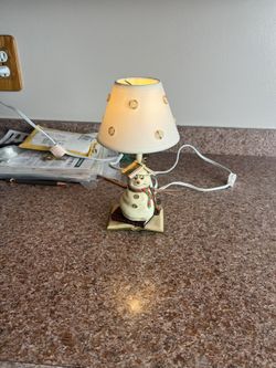 Charming snowman-themed table lamp