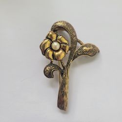Vintage Brooch Pin Single Flower and Leaves Faux Pearl Gold Tone Jewelry 