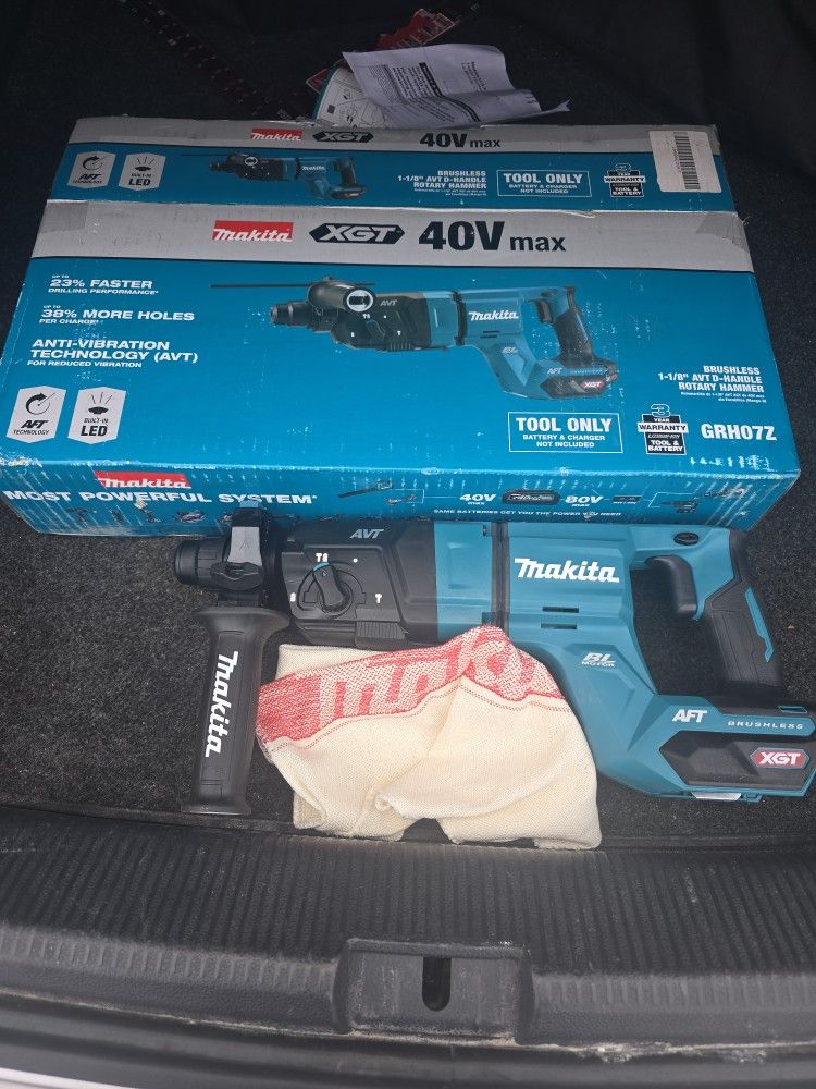 
Makita
40V max XGT Brushless Cordless 1-1/8 in. Rotary Hammer (D-Handle), AFT, AWS Capable (Tool Only)