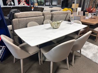 Beautiful dining table set! $1099 🤍🚨📦