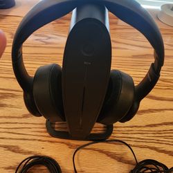 Insignia RF WIRELESS Over The Ear Headphones