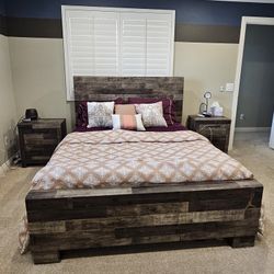 QUEEN BED WITH 2 END TABLES