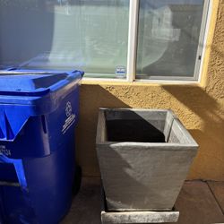 Pending Pickup - Free - Large Concrete Plant Pot