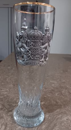 Bavarian 0.5-Liter 10in pilsner glass, features a detailed pewter crest of Bayern w/ gold rim