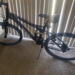 Mongoose Status 2.2 Mountain Bike