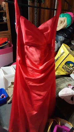 Size 5 to6 , Pretty formal dress not sure what color to call it it's kind of an orangish red color