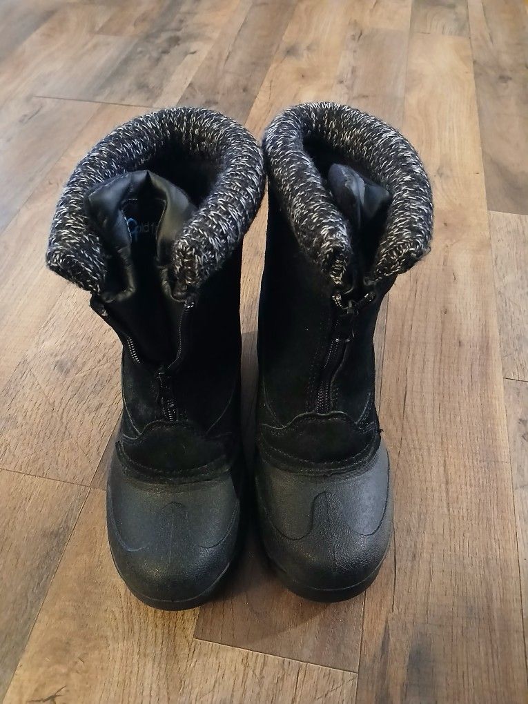 Snow Boots
Size 6