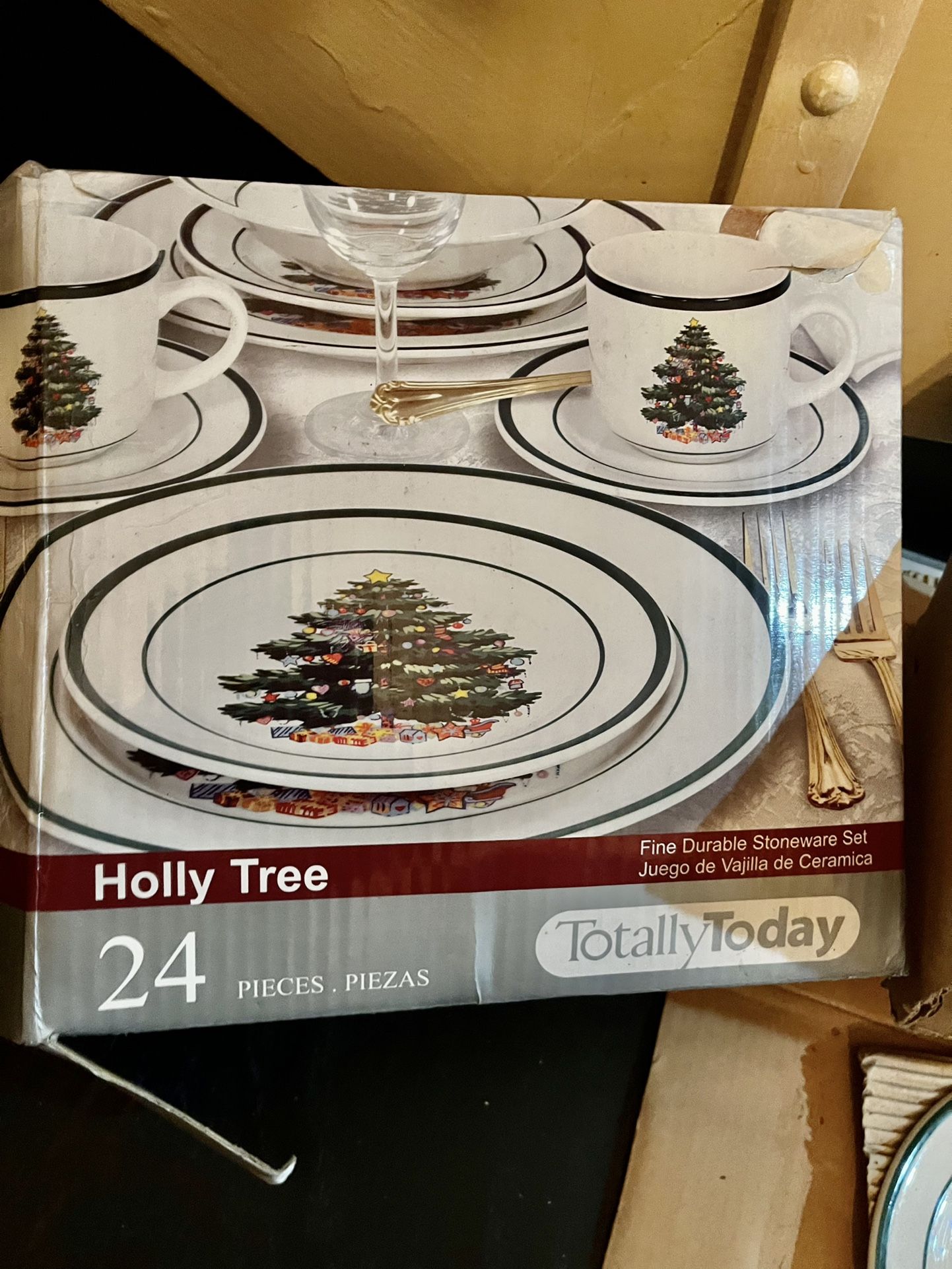 NEw 24pc Christmas Holiday Dinnerware Set