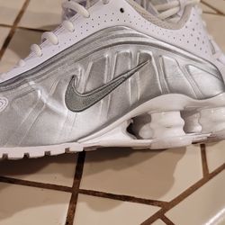 Boys nike shox  worn a few times size 4y in new condition firm price
