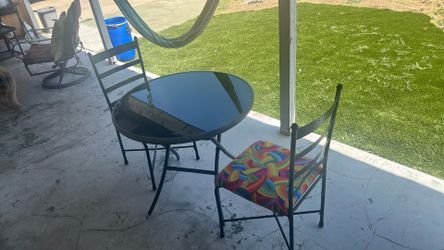 Un comedor, pequeño de vidrio con sus dos sillas, buenas condiciones pequeñito