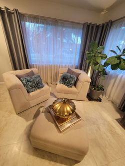 Suede (leather) ivory love seat or 2 separate chairs / sofa pequeno o 2 sillas separadas.