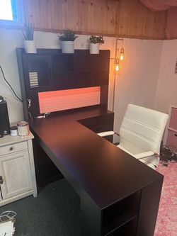 L-Shaped Desk w/ Hutch