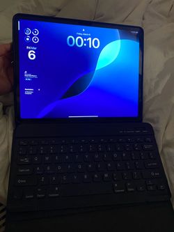 Apple iPad (13in) with Bluetooth Keyboard Case