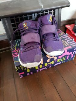 Kids Basketball shoes 5.5