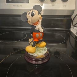 Lot 350: Giuseppe Armani Walt Disney Figurine, Mickey Mouse/Toplino
