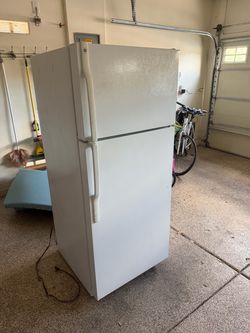 GE Top-Freezer Refrigerator White