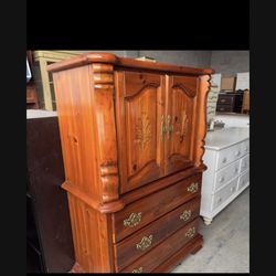 🎁BEAUTIFUL VINTAGE ARMOIRE- SOLID WOOD🎁
