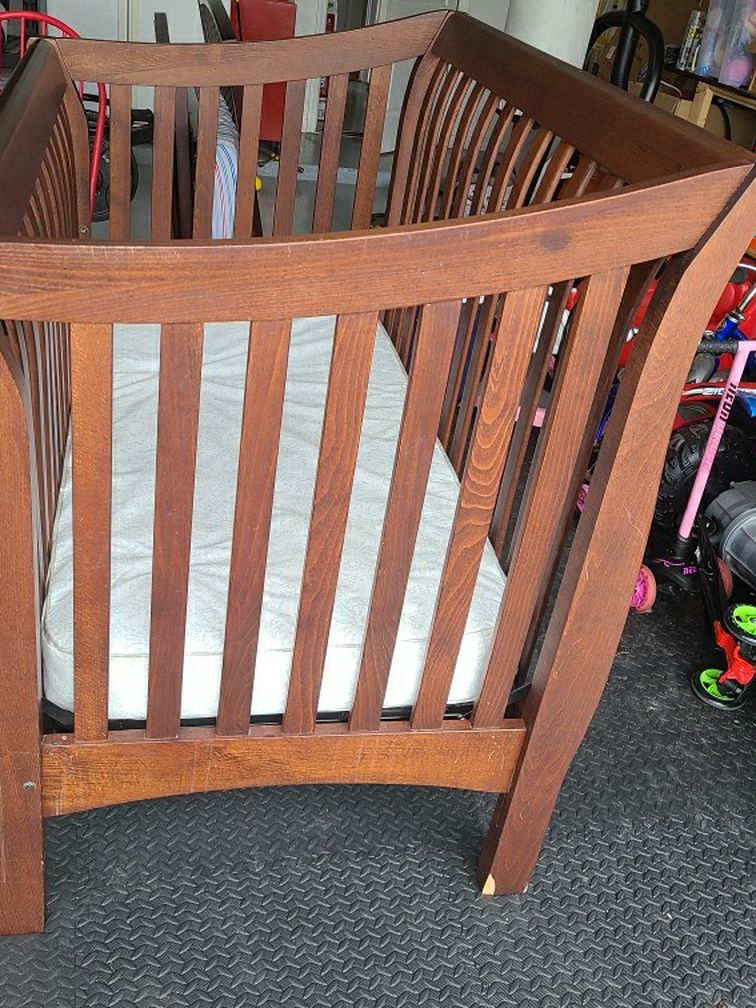 Bassett Crib For Sale for Sale in Land O Lakes, FL OfferUp