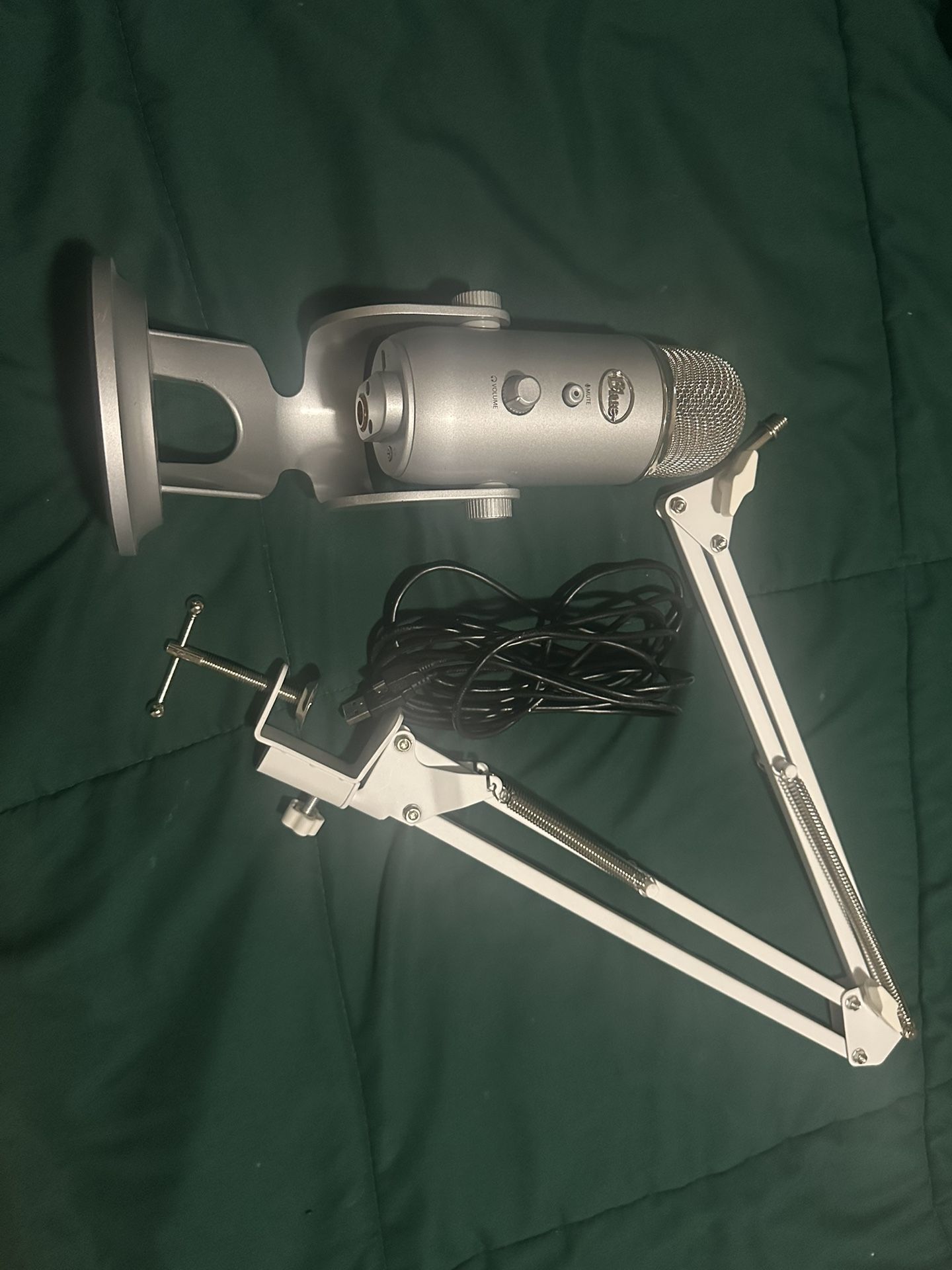 BLUE YETI microphone with Stand