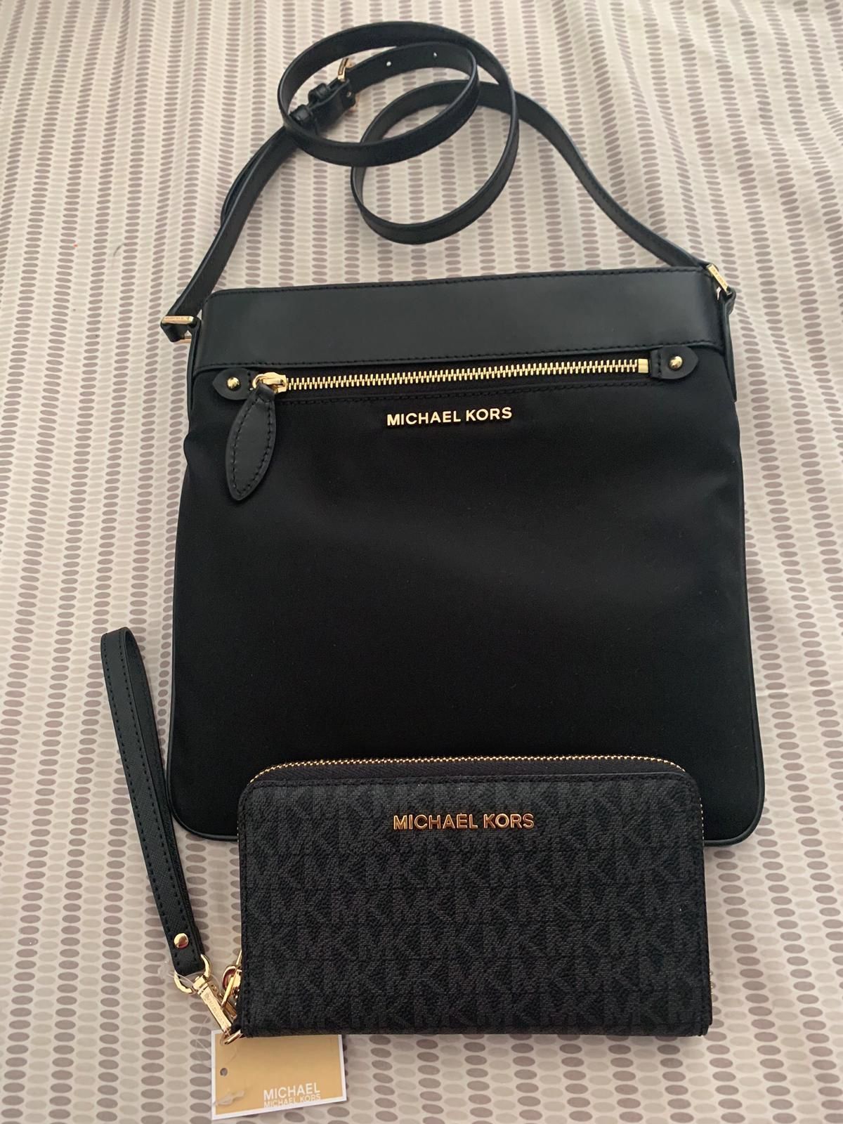 Authentic Michael Kors crossbody bag with wallet.. beautiful set. $150!obo. Asap.. Pick up in Van Nuys