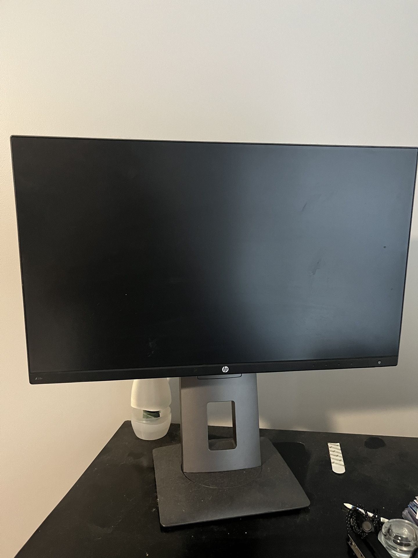 HP Monitor And Snowball Microphone 