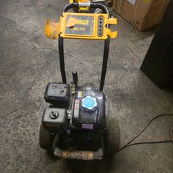 DEWALT
3600 PSI 2.5 GPM Gas Pressure Washer with Honda GX200 Engine (FOR PARTS) READ