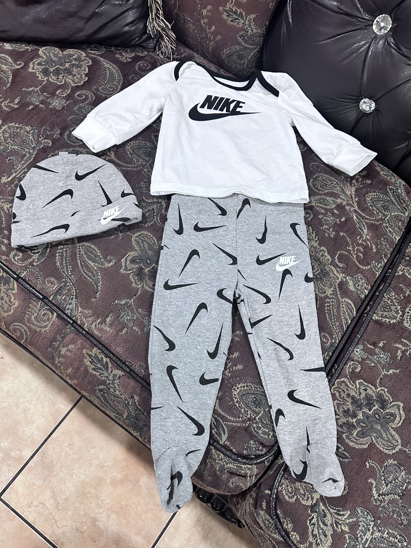 Nike Size 6 Meses $5