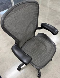 Herman Miller Aeron Chair Size B Fully loader black with mesh erganomic Tuxedo fabric
