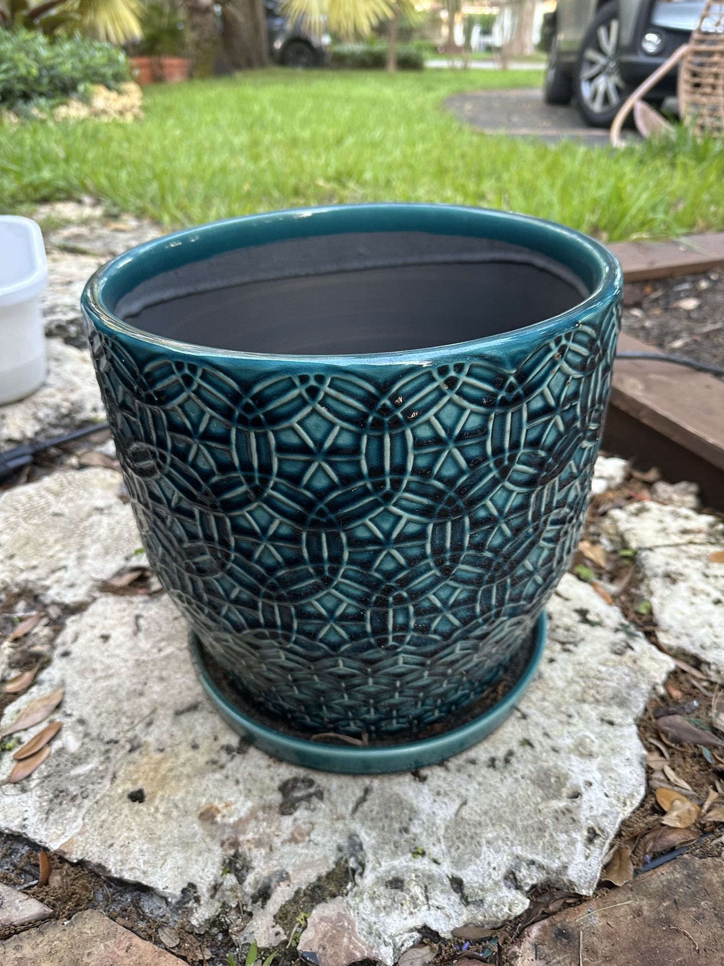 Elegant ceramic pot w/base
