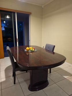 Free Dinning Table. Must pick up saturday 27 at 33185 west kendall. Mesa gratis, tiene que recoger el sábado 27 en west kendall