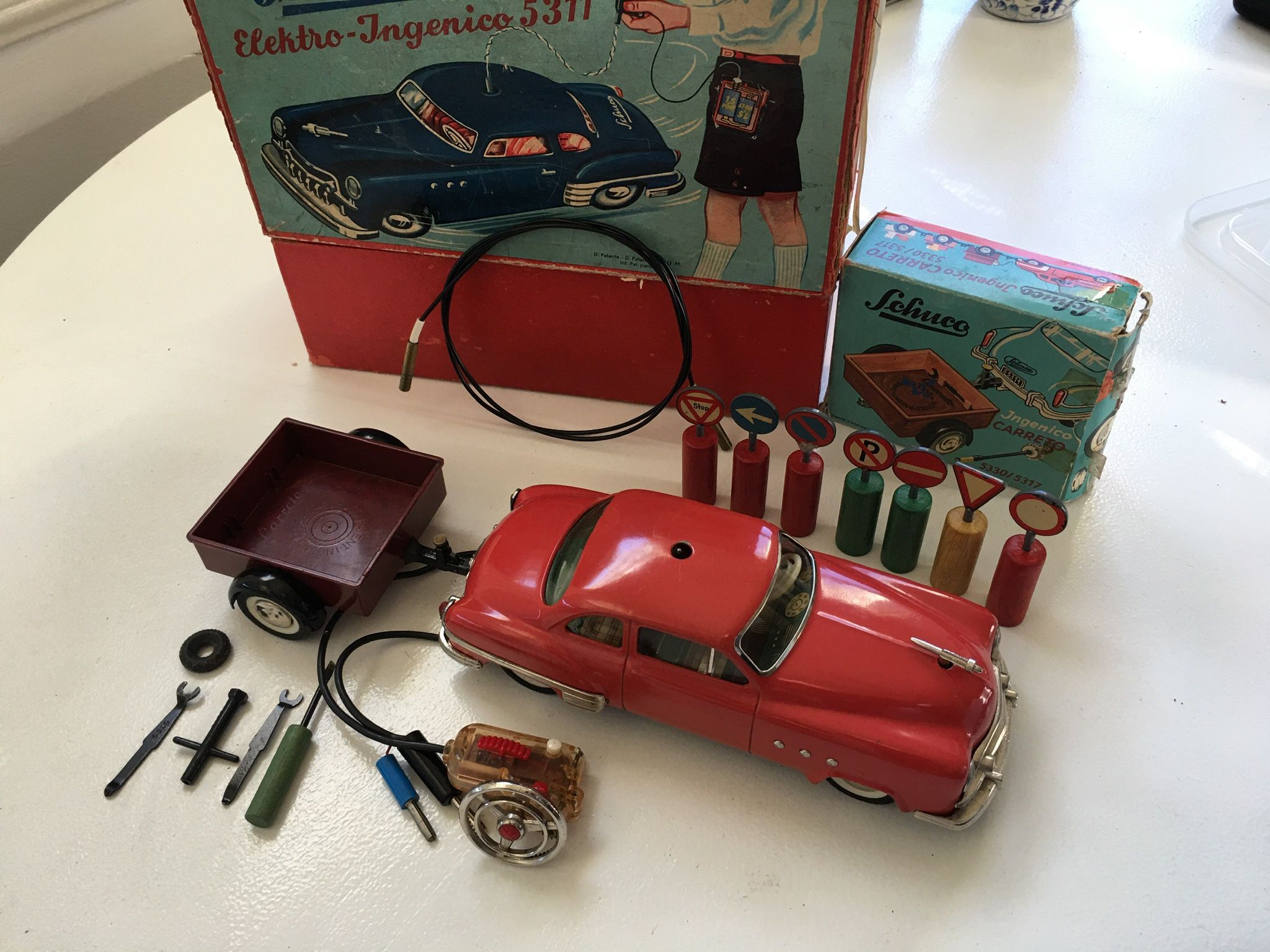 Schuco Elektro Ingenico 5311 With Trailer Box And Signs