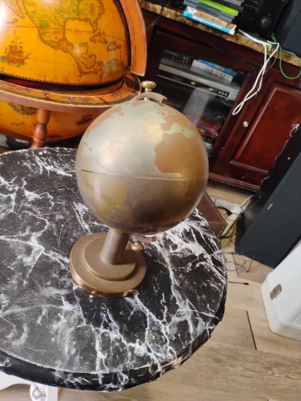 cigarette dispenser globe Globe cigarette Holder