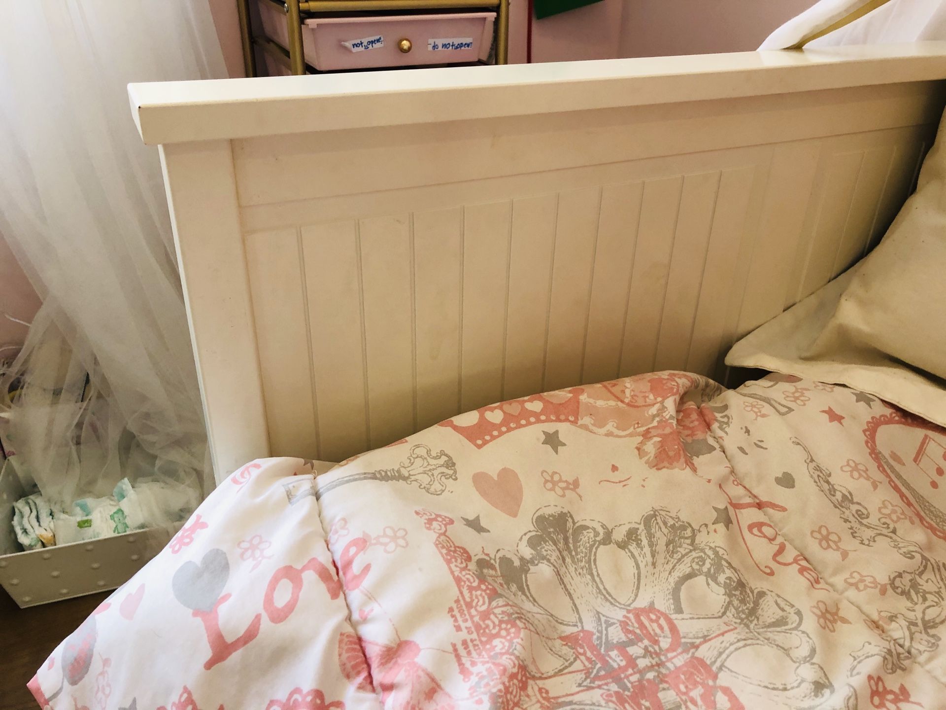 White twin daybed. Has lots of storage underneath. Great bed barely used. In great shape. for