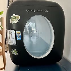 Frigidaire Retro Mini Fridge - 4L Beauty or Beverage Cooler