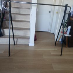 Clothing rack  $30 Usando 