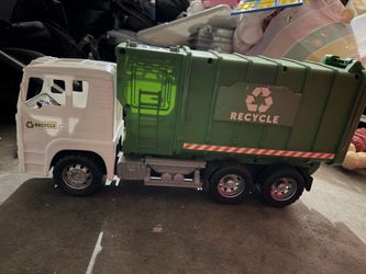 Toy trash can
