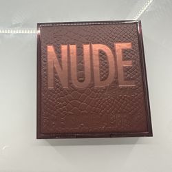 Huda beauty eyeshadow palette