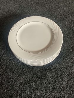 8 White Plates