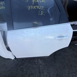 2010 Hyundai Veracruz left rear door white color $150