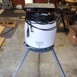 Winegard Carryout 2 Automatic Satellite  Antenna System W/ Wally Receiver